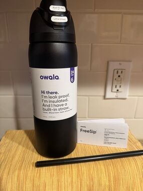 Owala FreeSip Insulated Water Bottle — Black